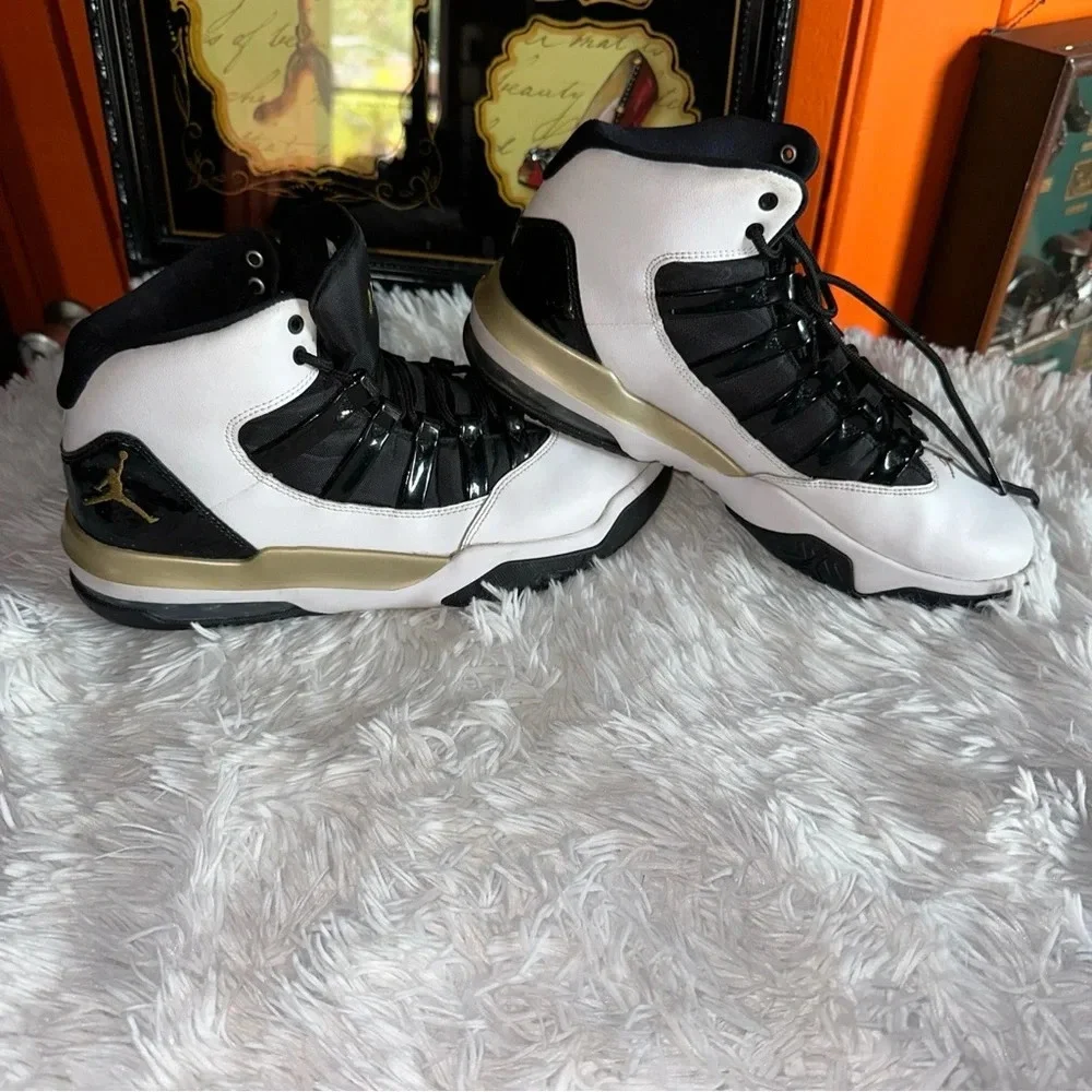 Jordan Max Aura White Black Gold